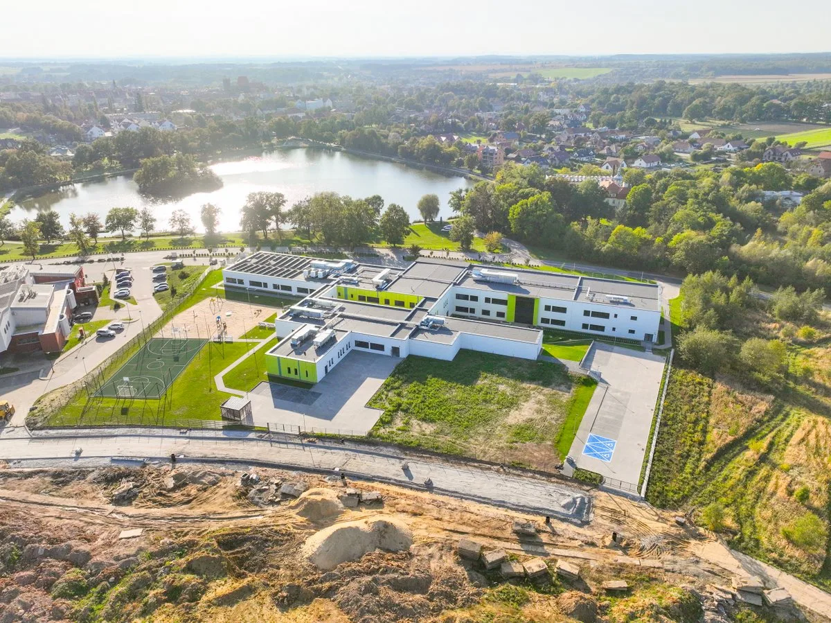 Widok z lotu ptaka na szkołę na Dolnym Śląsku